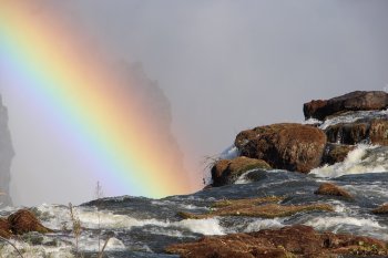 Regenboog bij de falls