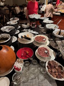 Een buffet met traditineel Zambiaans eten, mjam!