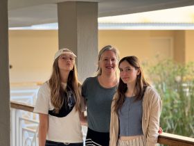 De dames poseren bij de binnenplaats van het hotel